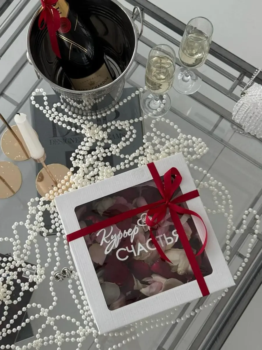 Лепестки роз