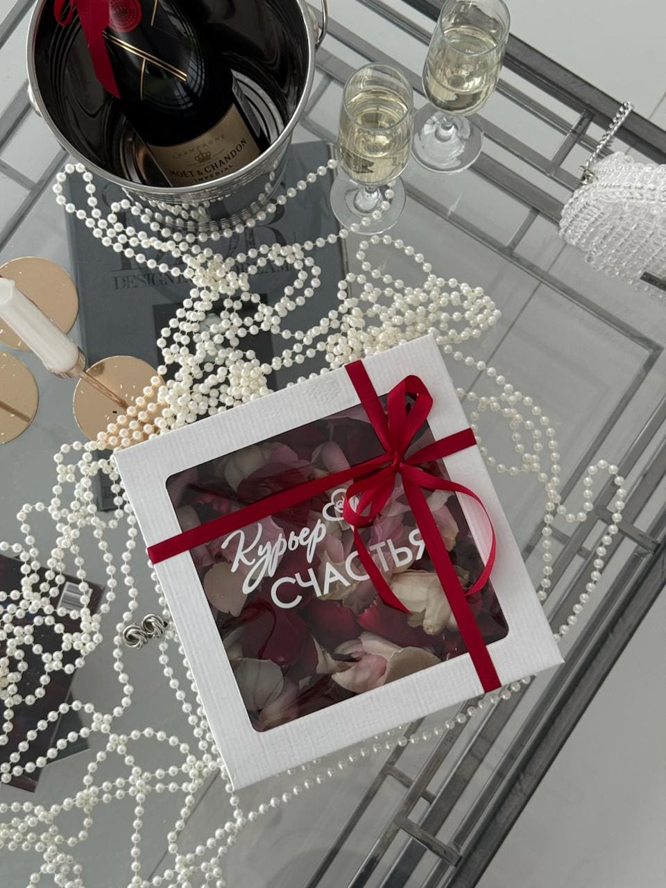 Лепестки роз